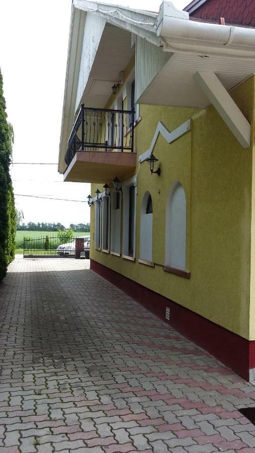 Napfuerdo Vendeghaz Hotel Mezokovesd Exterior photo